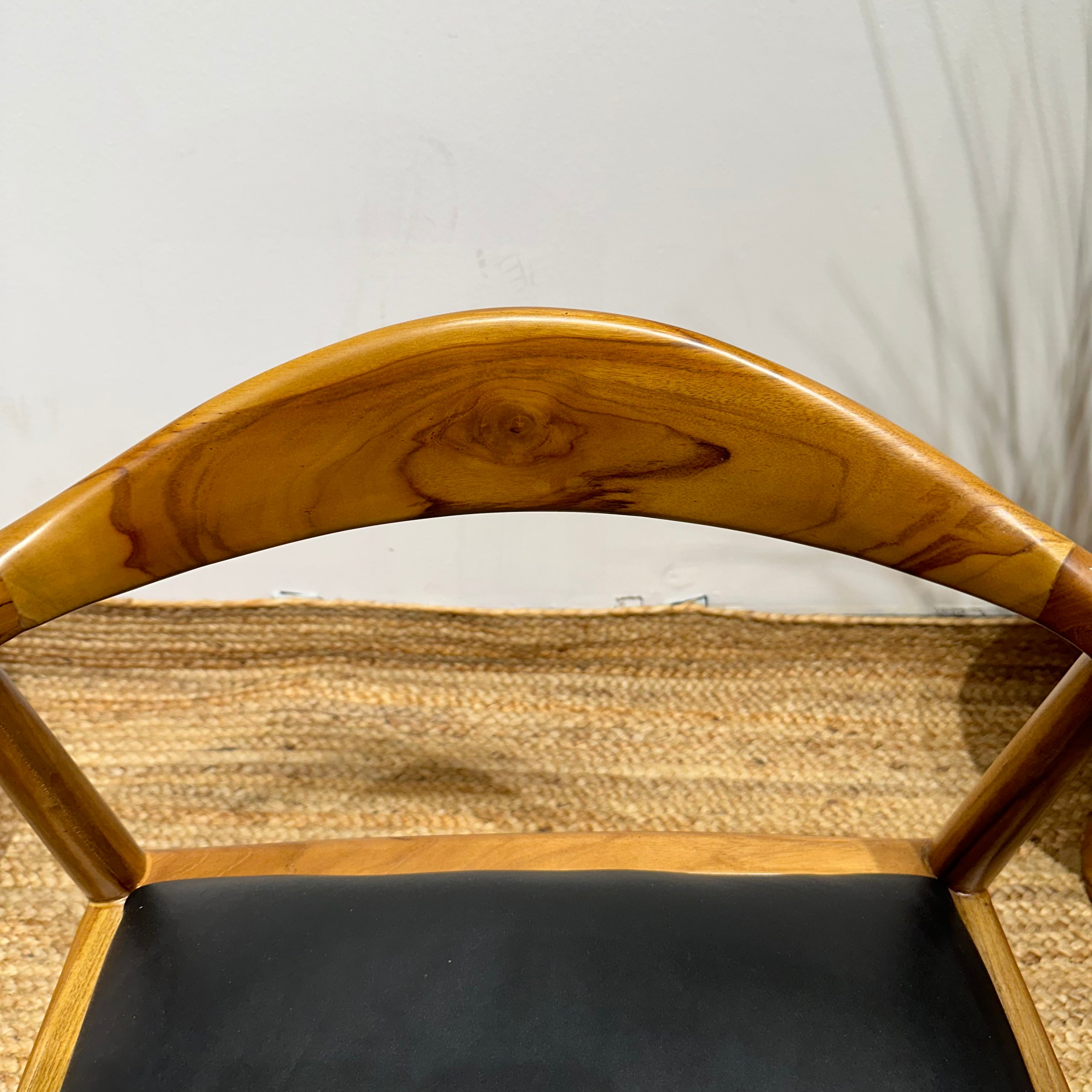 NEWHIROSHIMA Elegant Armchair with Leather Upholstery