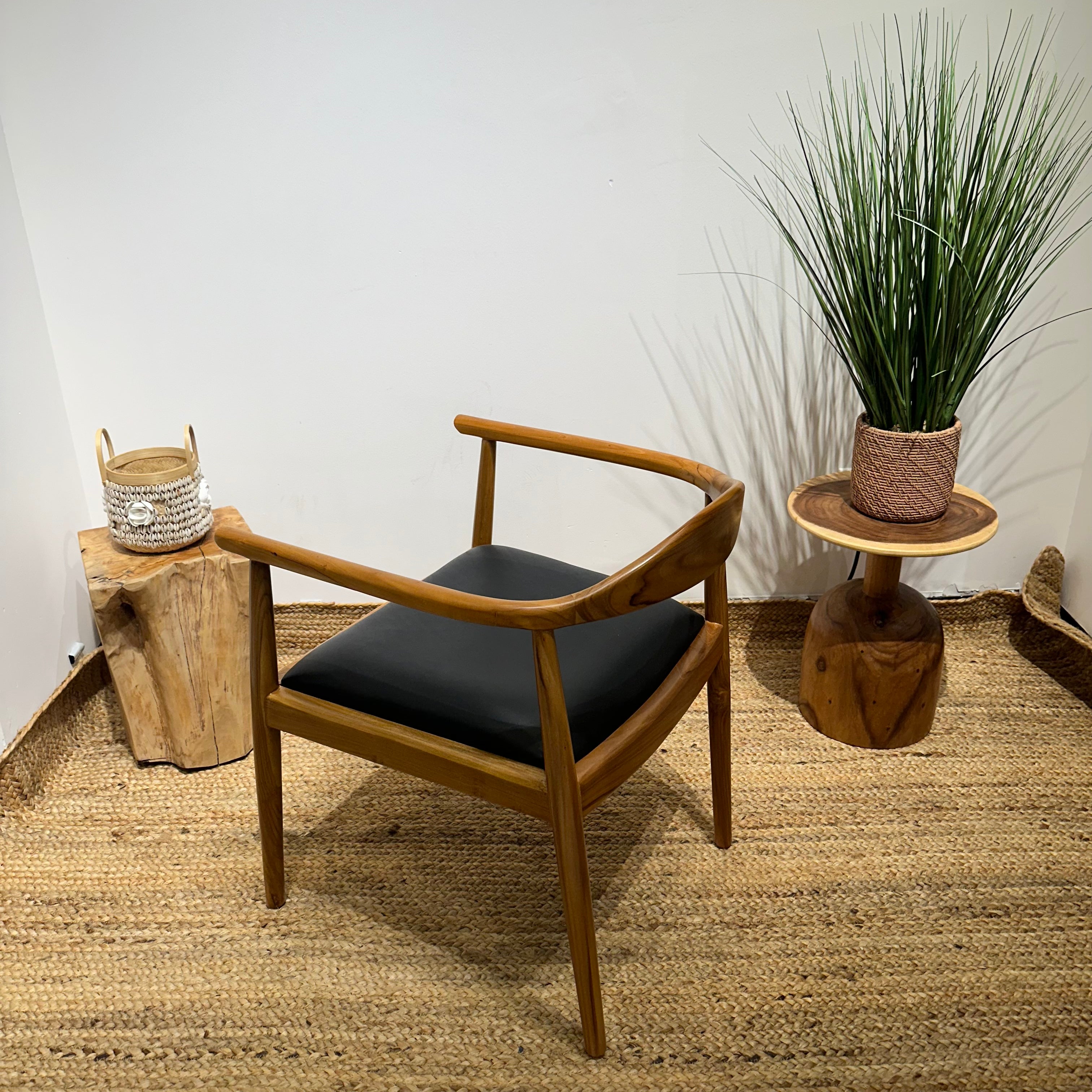 NEWHIROSHIMA Elegant Armchair with Leather Upholstery