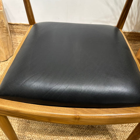 NEWHIROSHIMA Elegant Armchair with Leather Upholstery