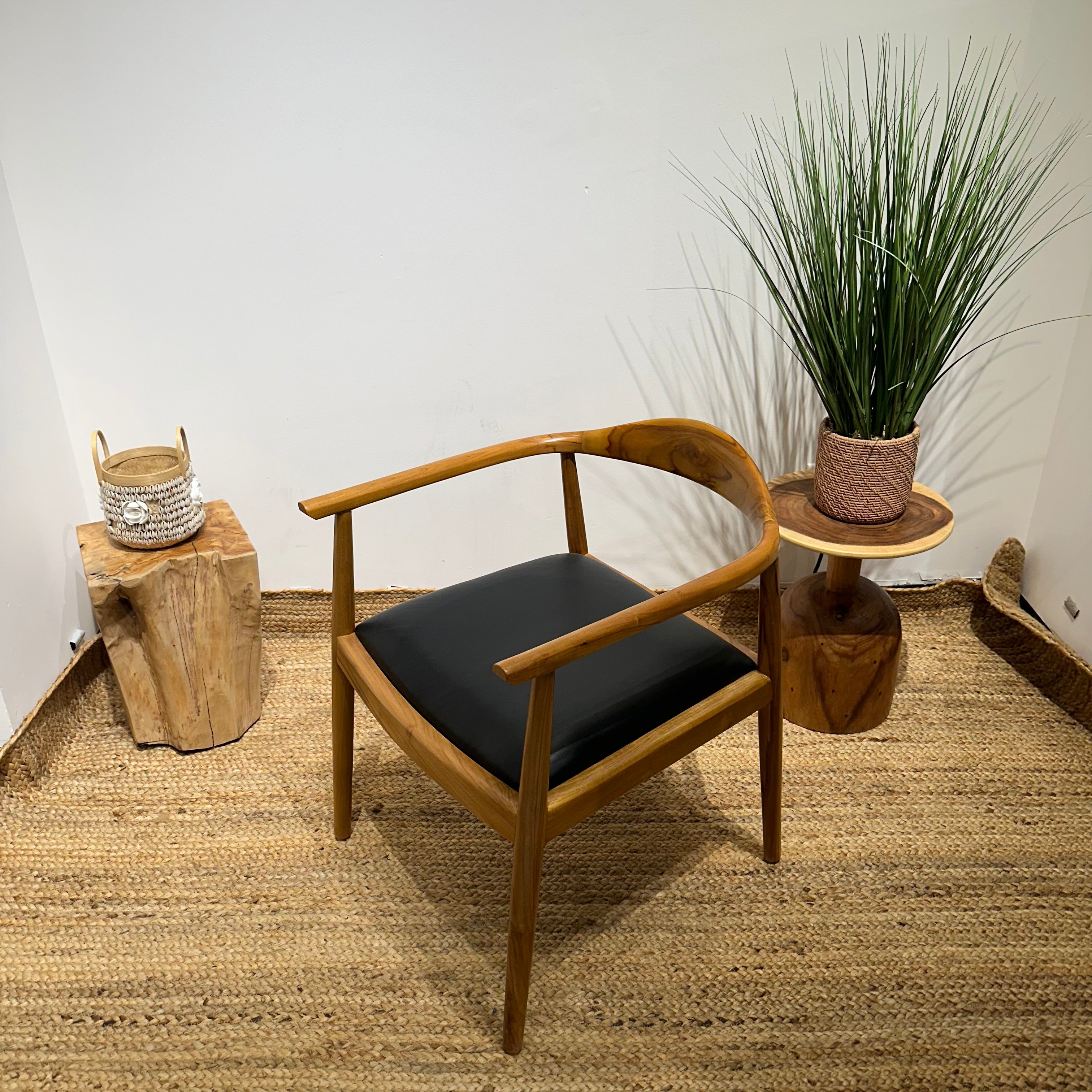 NEWHIROSHIMA Elegant Armchair with Leather Upholstery