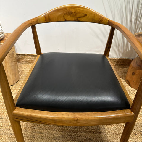 NEWHIROSHIMA Elegant Armchair with Leather Upholstery