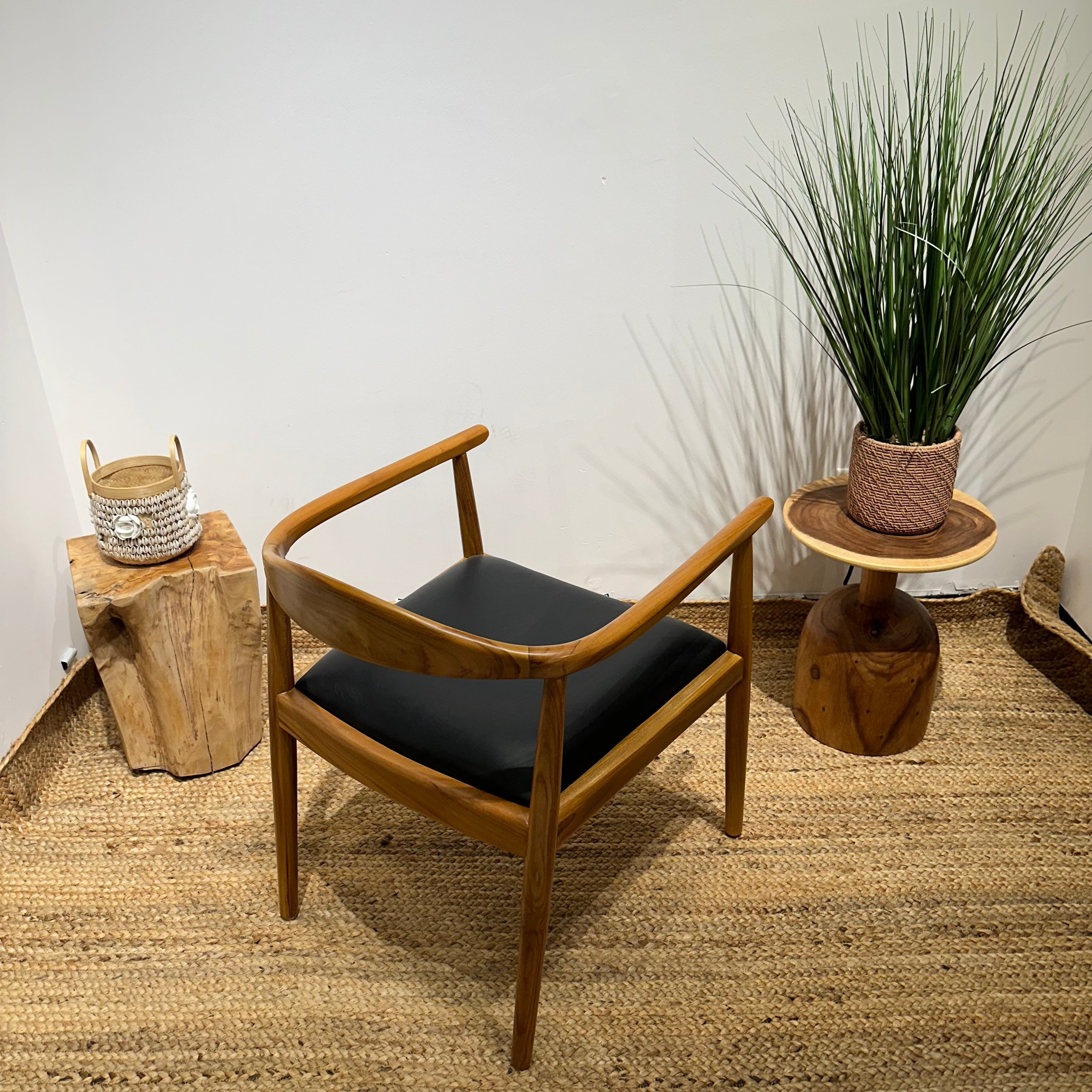 NEWHIROSHIMA Elegant Armchair with Leather Upholstery