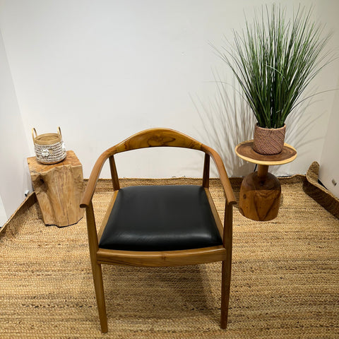 NEWHIROSHIMA Elegant Armchair with Leather Upholstery