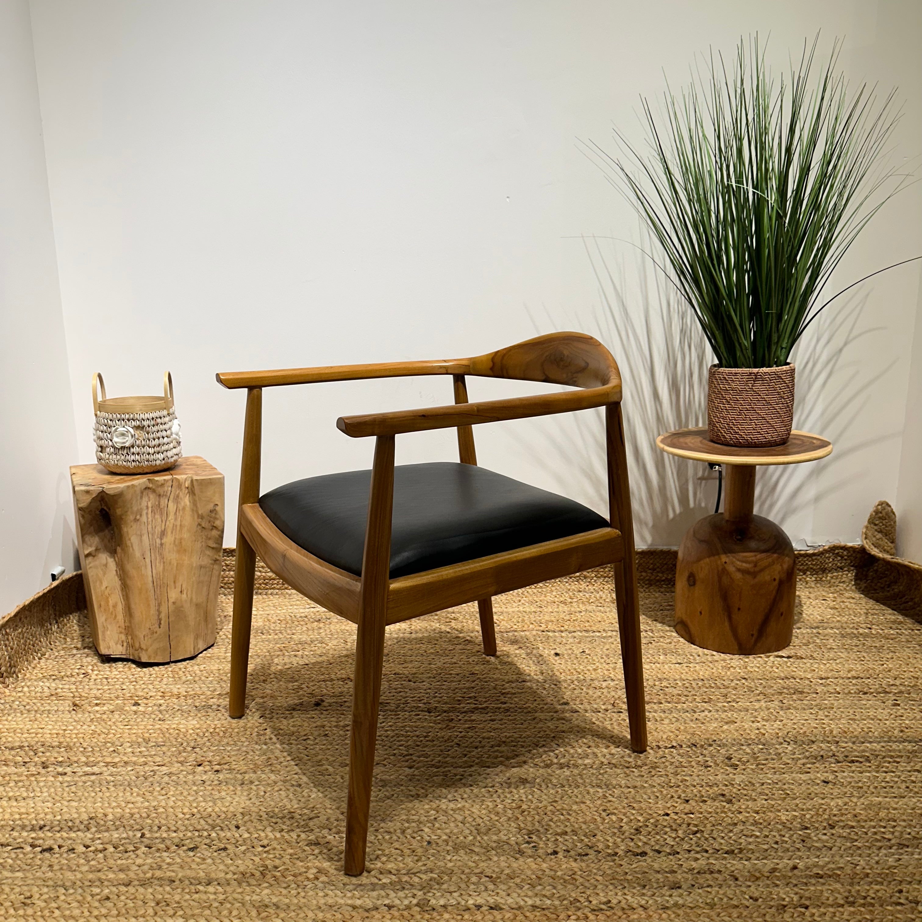 NEWHIROSHIMA Elegant Armchair with Leather Upholstery