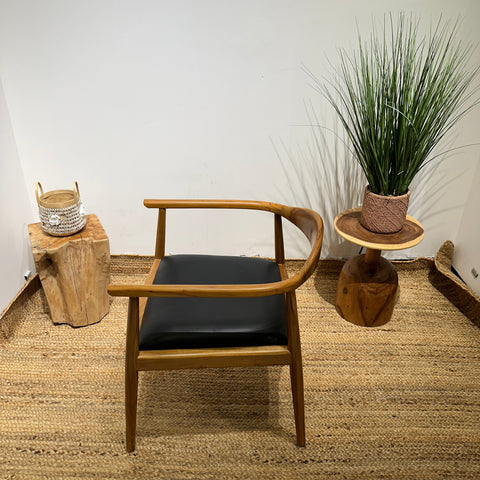 NEWHIROSHIMA Elegant Armchair with Leather Upholstery