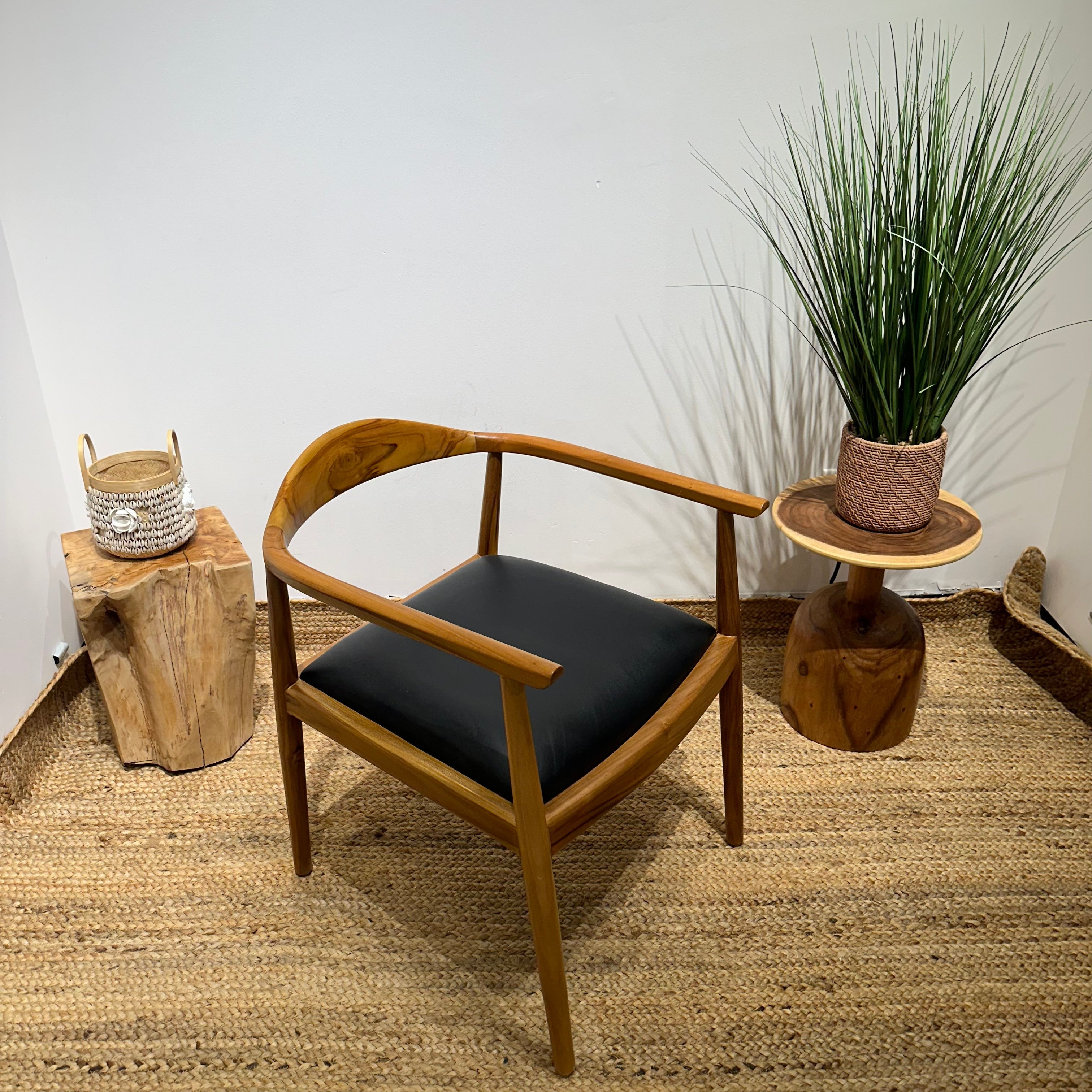 NEWHIROSHIMA Elegant Armchair with Leather Upholstery